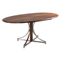 Eettafel van fineer met een roestvrijstalen basis, eigentijds design.